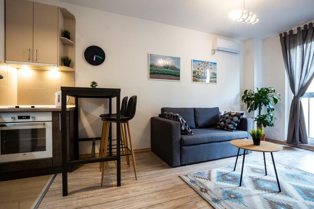 Modern Naive Downtown With Free Private Garage-Fast Wi-Fi Daire Novi Sad Dış mekan fotoğraf
