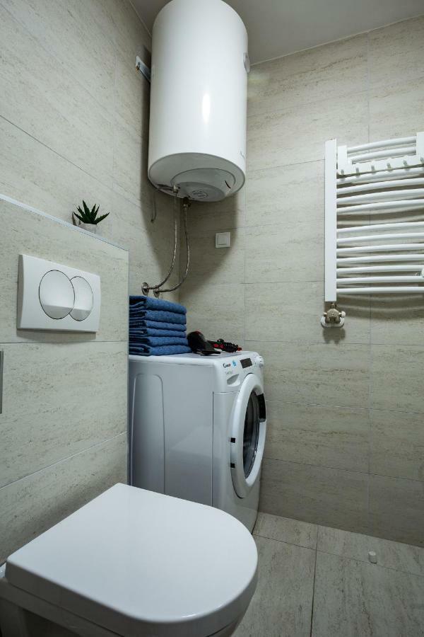 Modern Naive Downtown With Free Private Garage-Fast Wi-Fi Daire Novi Sad Dış mekan fotoğraf