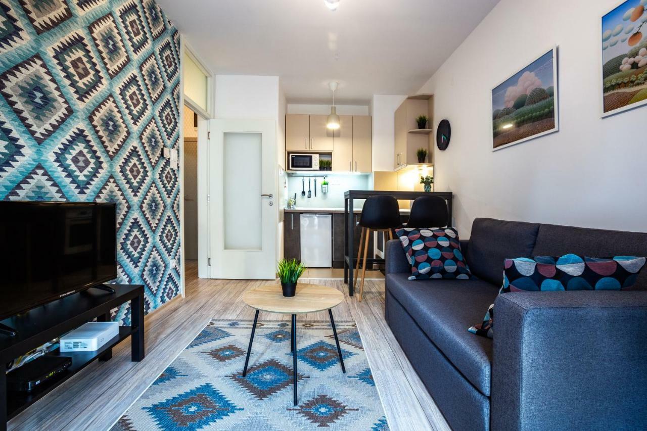 Modern Naive Downtown With Free Private Garage-Fast Wi-Fi Daire Novi Sad Dış mekan fotoğraf